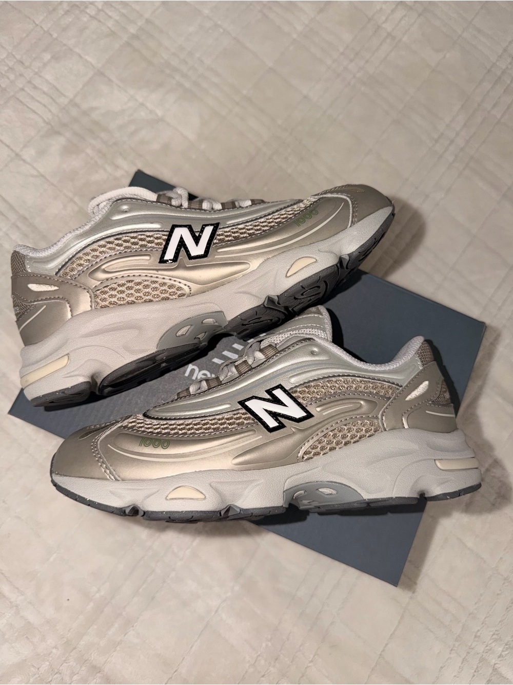 New Balance 1000 women’s 4.5/3y Silver & Beige Running Sneakers